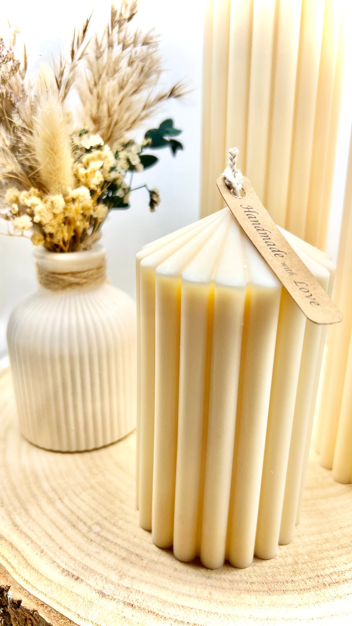 Designkerze „Lumi“ – Statement Rillenkerze - Natürlich & zeitlos in cremeweiß