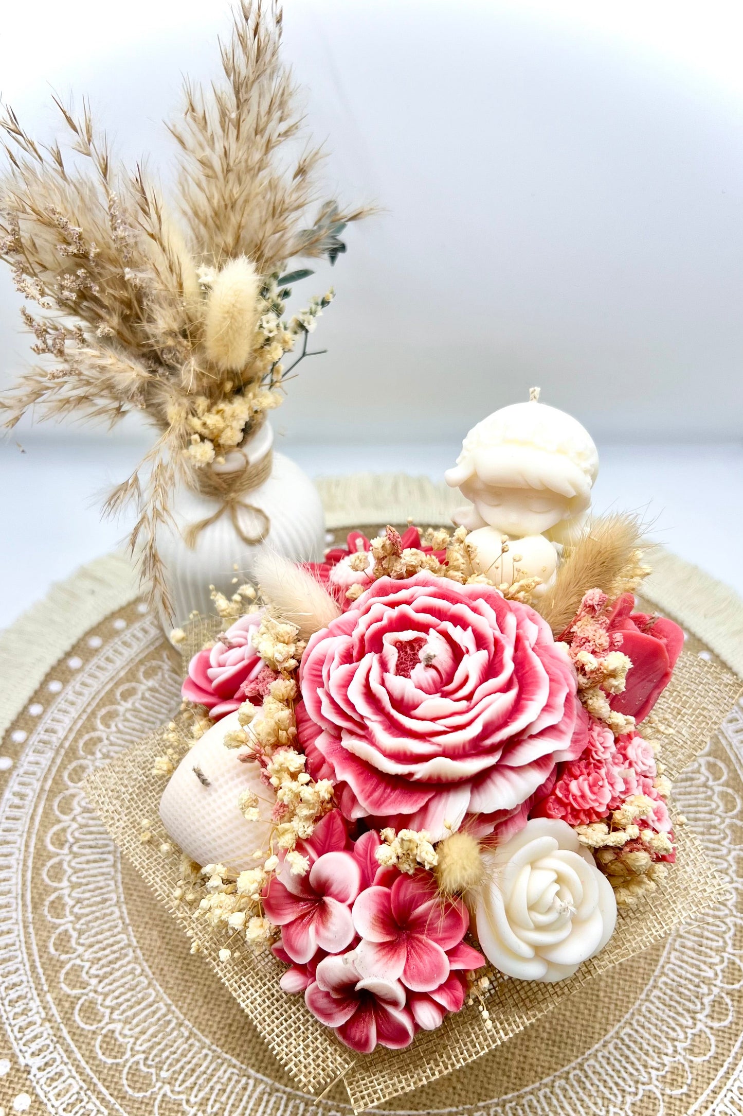 Kerzen-Blumenstrauß im handgegossenen Keramiktopf – zarte Eleganz in natürlichen Tönen