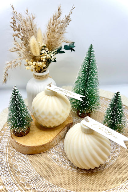 Weihnachtskerze „Christbaumkugel“ – handgegossen aus Soja-Pflanzenwachs | perfekt für die Adventszeit