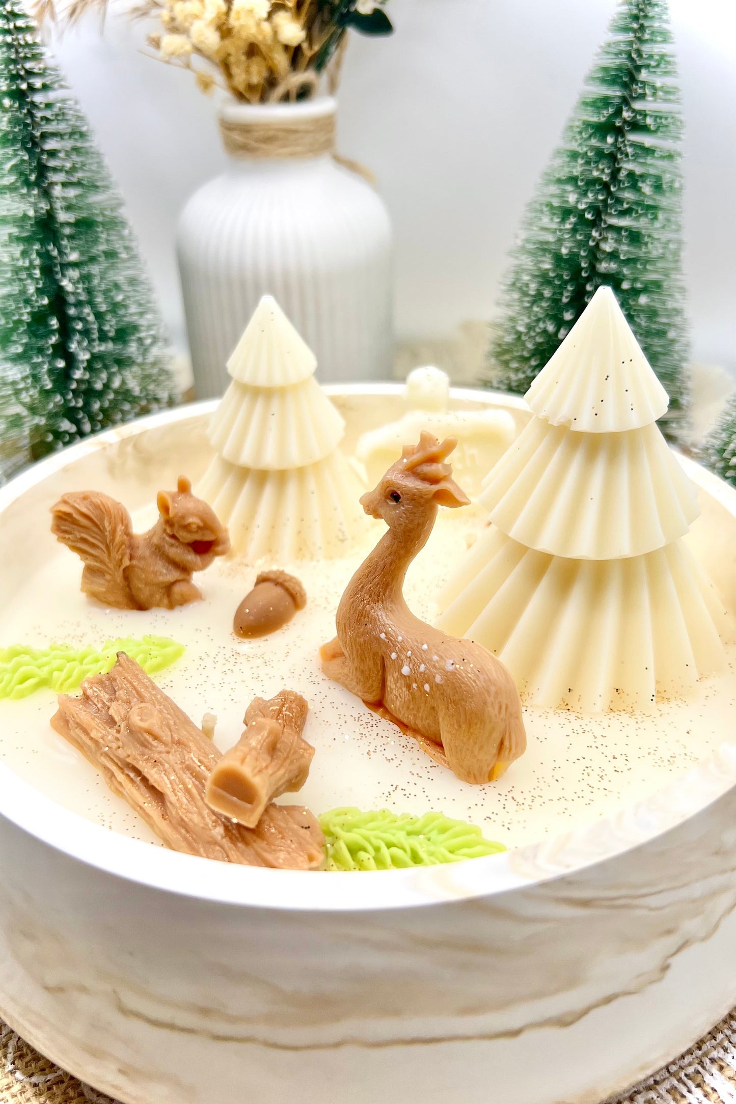 Winterwald Kerze – handgegossene Weihnachtskerze mit liebevollen Details | Winterliche Duftkerze & Geschenkidee