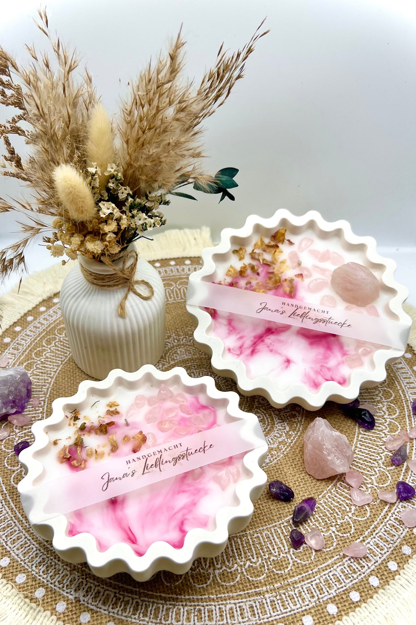 Handgegossene Kristallkerzen mit Rosenquarz, Amethyst & Turmalin in dekorativer Schale