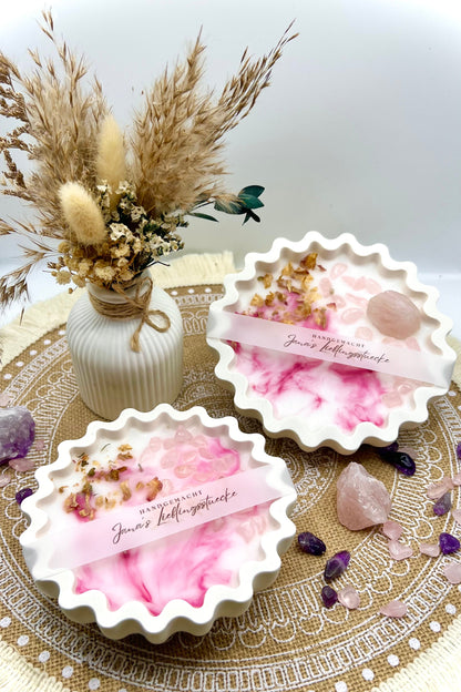 Handgegossene Kristallkerzen mit Rosenquarz, Amethyst & Turmalin in dekorativer Schale