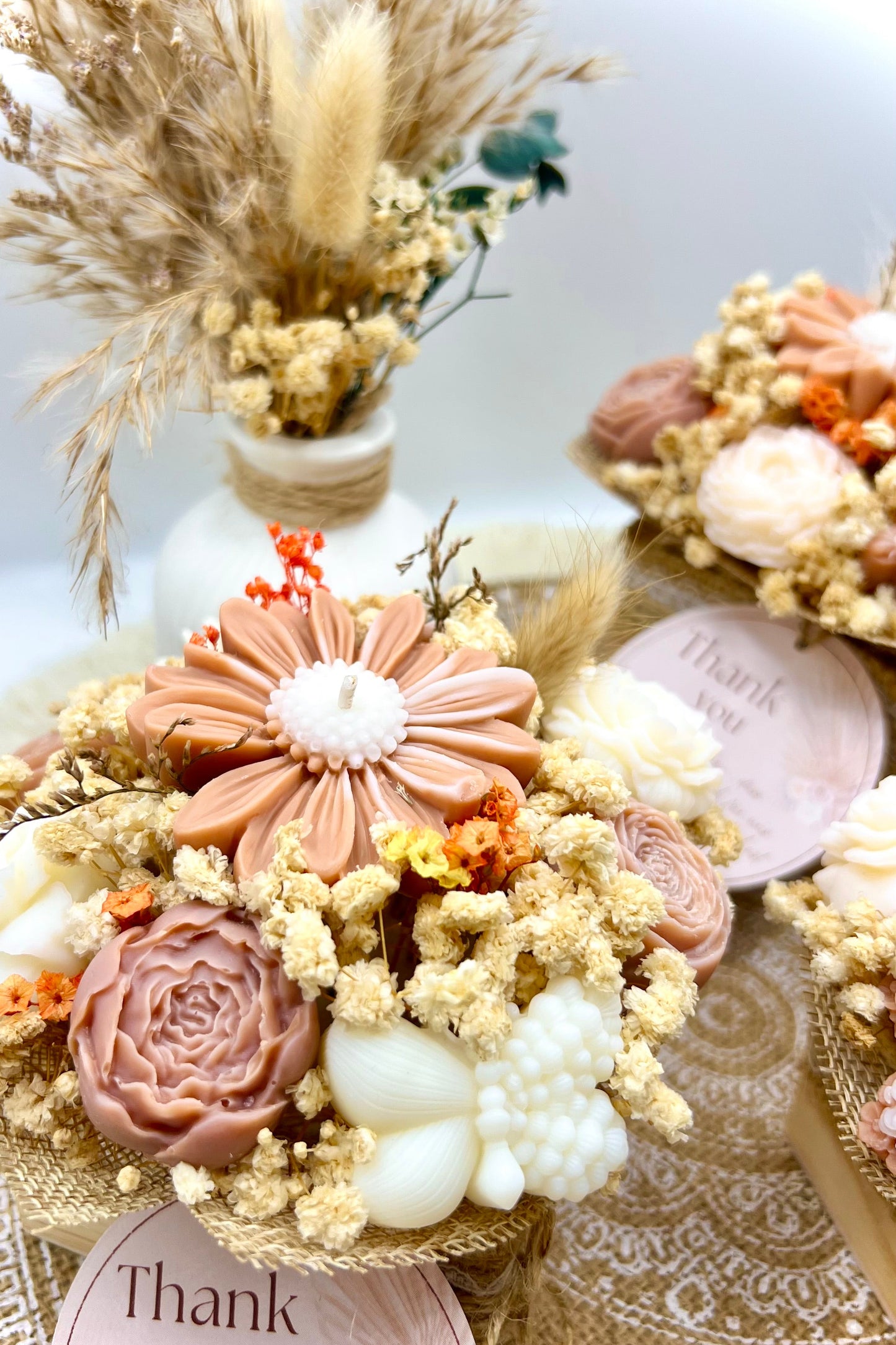 🌸 Kerzenbouquet im Holzgefäß – Schwimmkerze & Waxmelts-Blüten