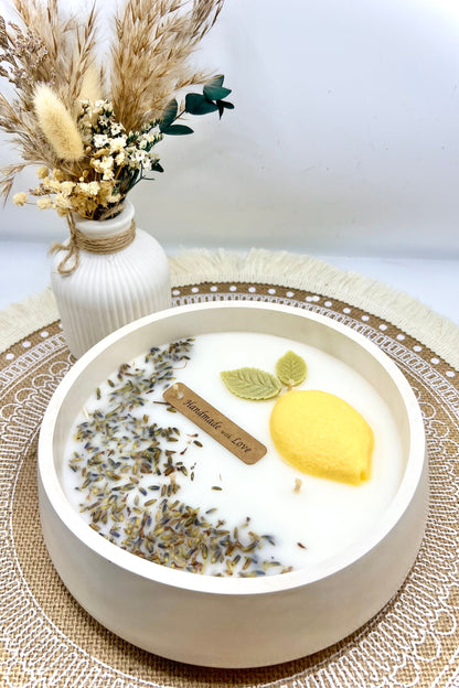 Sommerfrische Lemongras - Lavendel - Duftkerze – handgegossen in eleganter Keramikschale mit Zitronen / Lavendelblüten Dekor