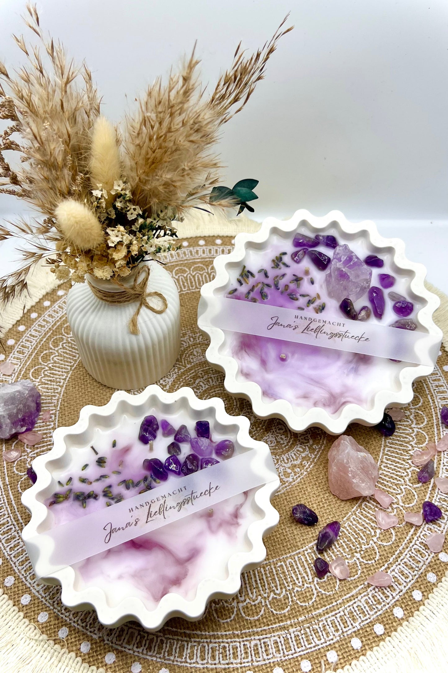 Handgegossene Kristallkerzen mit Rosenquarz, Amethyst & Turmalin in dekorativer Schale