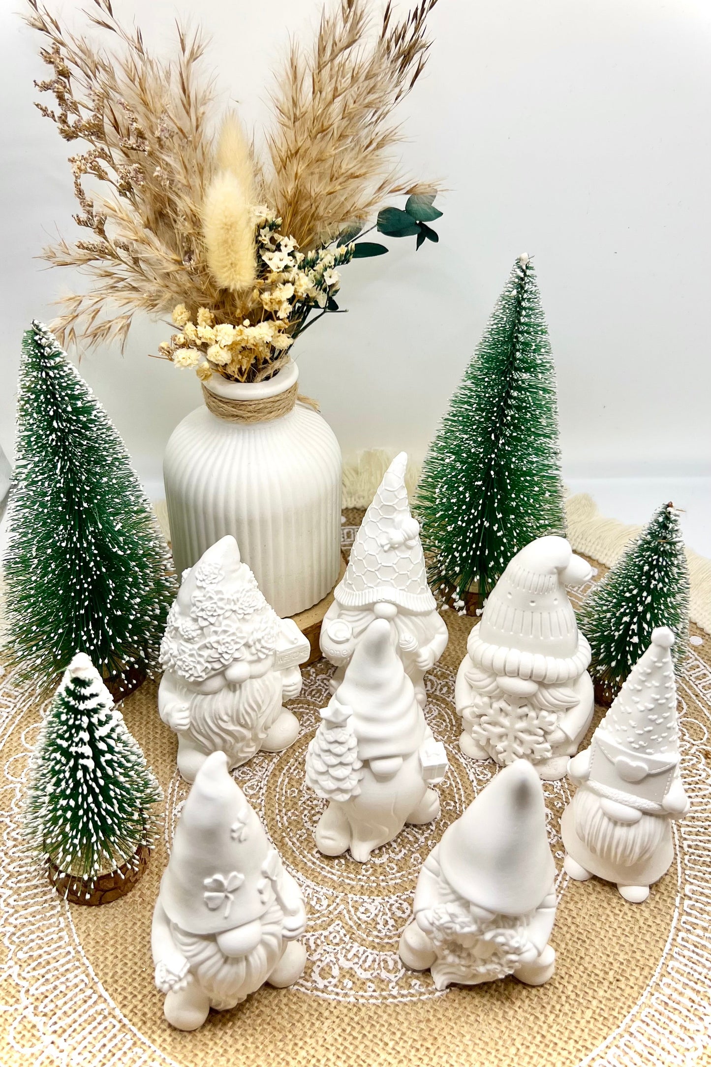 Winterliche Wichtel aus Keramik – handgegossene Unikate, stilvolle Weihnachtsdeko & Geschenkidee