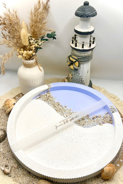 Handgegossenes Keramiktablett in Küstenoptik – maritimes Dekotablett mit Sand & Muschelgranulat