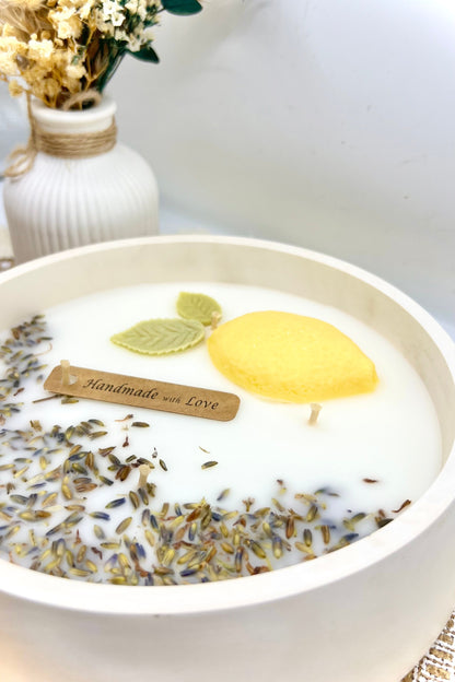 Sommerfrische Lemongras - Lavendel - Duftkerze – handgegossen in eleganter Keramikschale mit Zitronen / Lavendelblüten Dekor