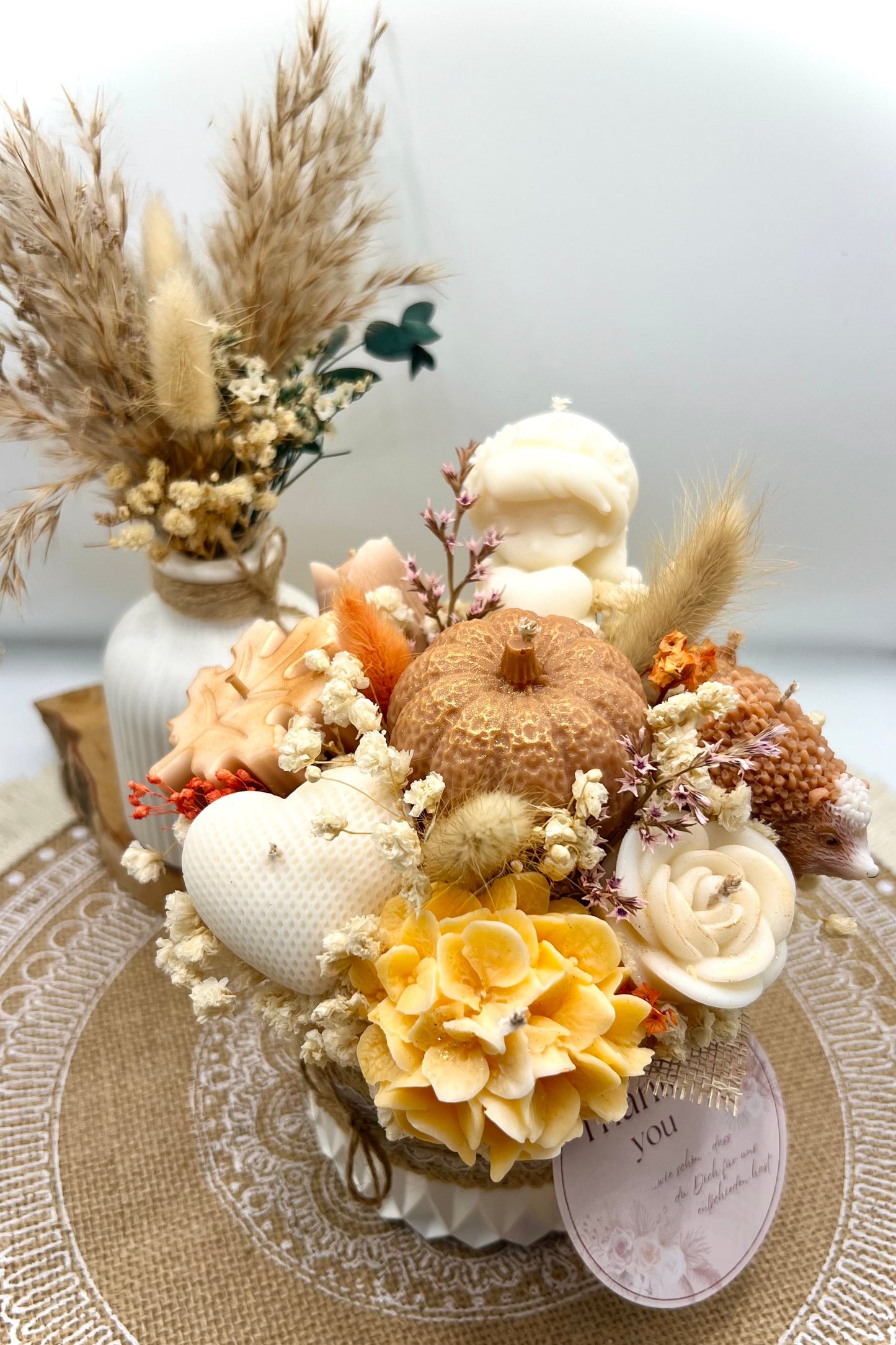 Herbst Blumenstrauß Kerze – Handgemacht mit Kürbis & Igel