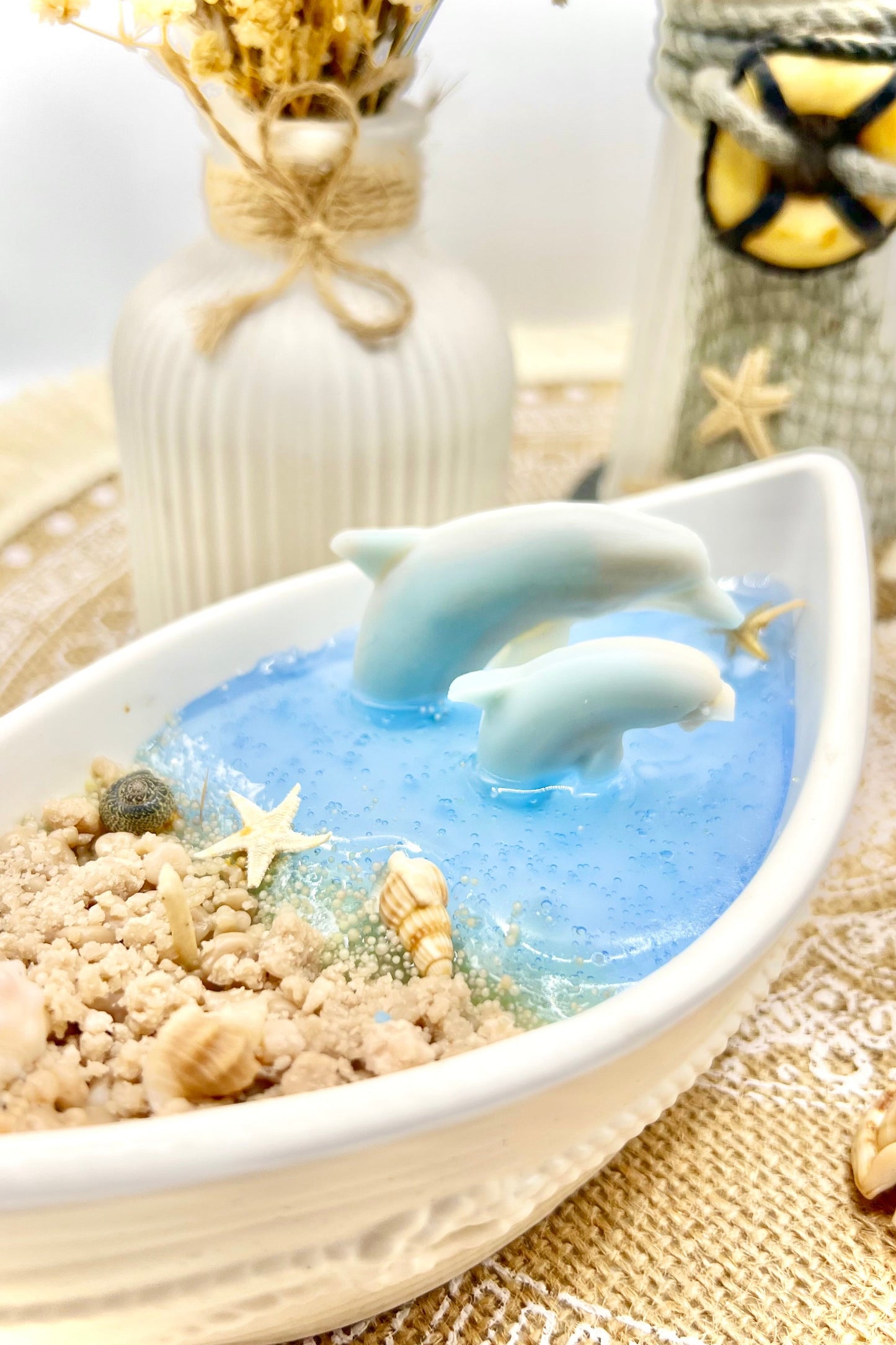 Meeresbrise – Duftkerze im Keramikboot | Schildkröte oder Delfine | Handgegossen mit maritimen Details