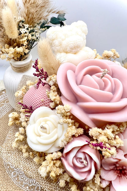 Kerzen-Blumenstrauß im handgegossenen Keramiktopf – zarte Eleganz in natürlichen Tönen