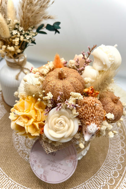 Herbst Blumenstrauß Kerze – Handgemacht mit Kürbis & Igel