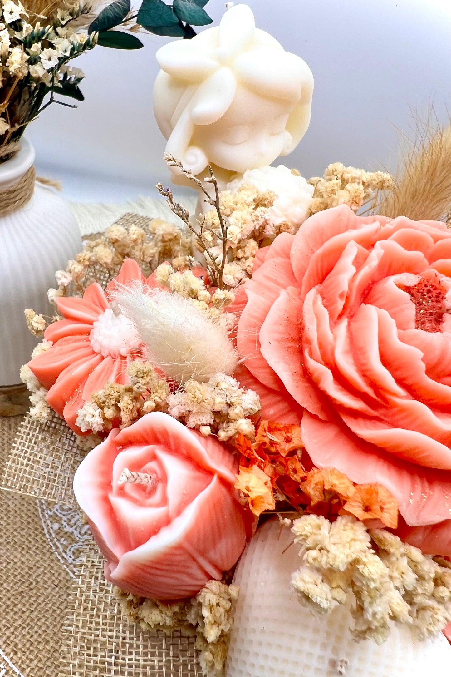 Kerzen-Blumenstrauß im handgegossenen Keramiktopf – zarte Eleganz in natürlichen Tönen