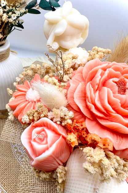 Kerzen-Blumenstrauß im handgegossenen Keramiktopf – zarte Eleganz in natürlichen Tönen