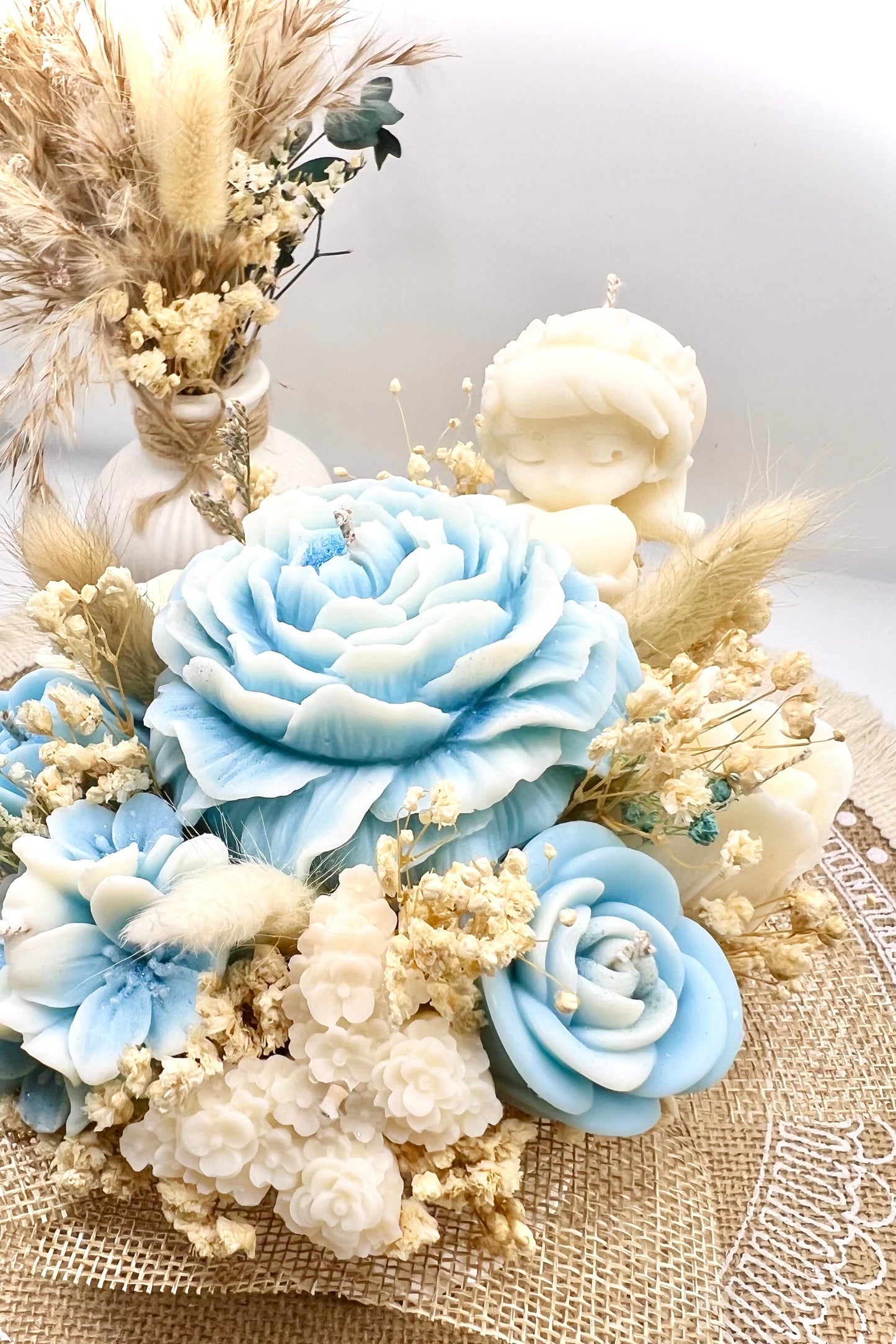 Kerzen-Blumenstrauß im handgegossenen Keramiktopf – zarte Eleganz in natürlichen Tönen