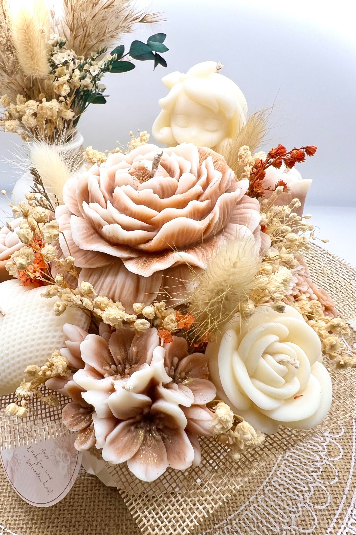 Kerzen-Blumenstrauß im handgegossenen Keramiktopf – zarte Eleganz in natürlichen Tönen