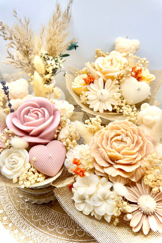 Kerzen-Blumenstrauß im stilvollen, handgegossenen Keramiktopf – zarte Eleganz in natürlichen Tönen