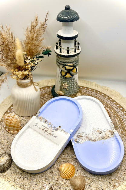 Ovales Keramiktablett in Küstenoptik – maritimes Dekotablett mit Sand & Muschelgranulat