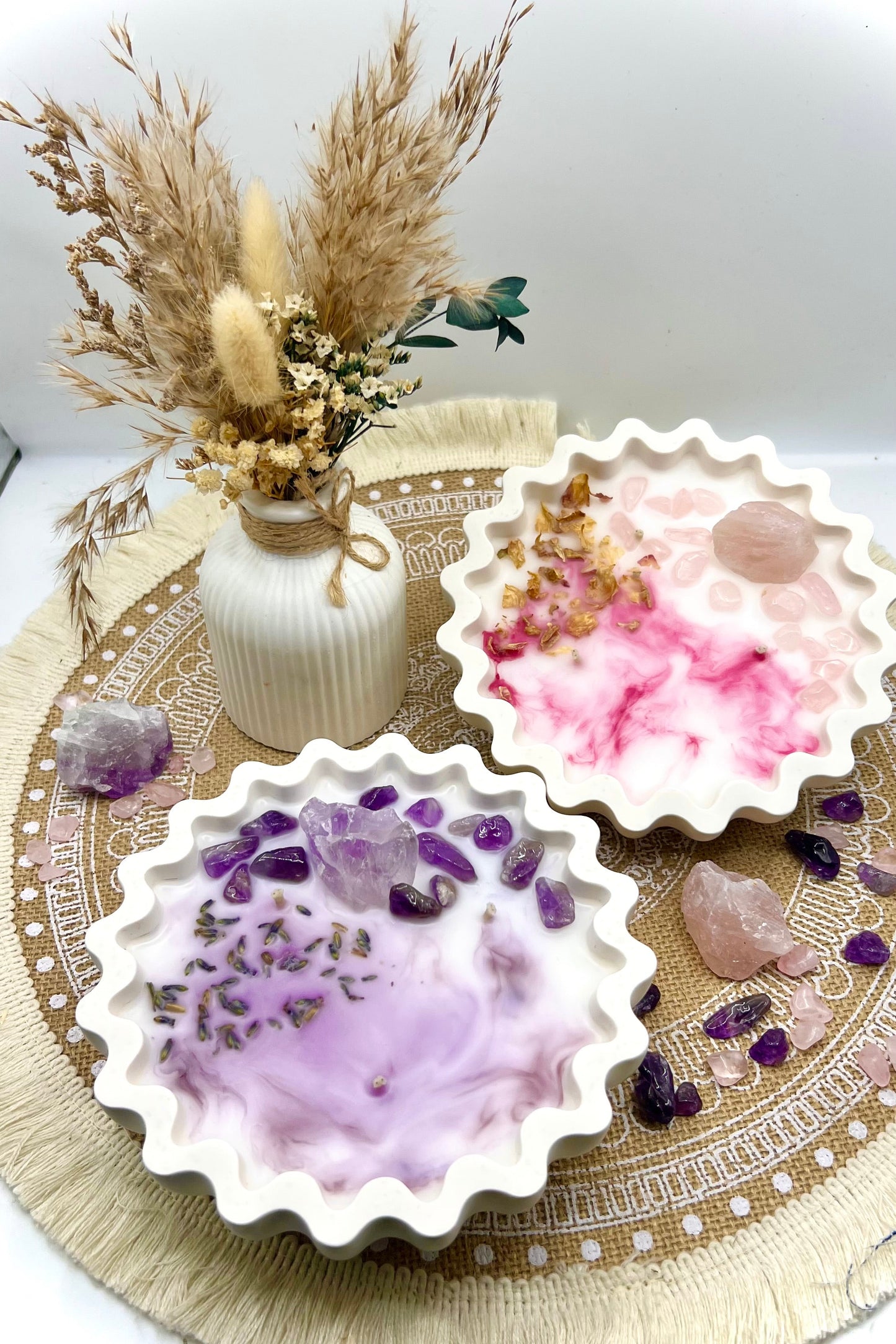 Handgegossene Kristallkerzen mit Rosenquarz, Amethyst & Turmalin in dekorativer Schale