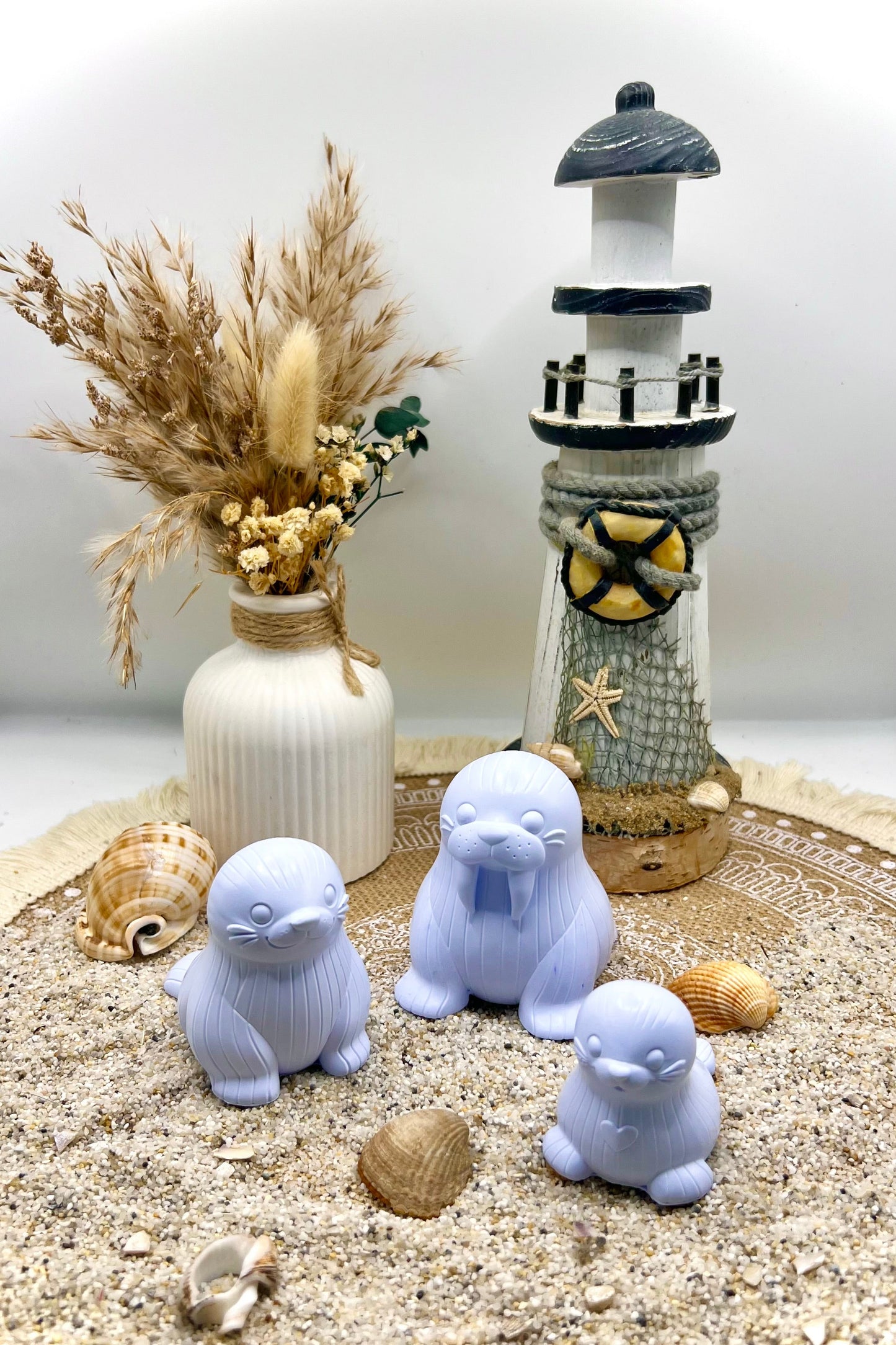 Handgegossene Robbenfiguren aus Keramik – maritime Deko im Küstenstil