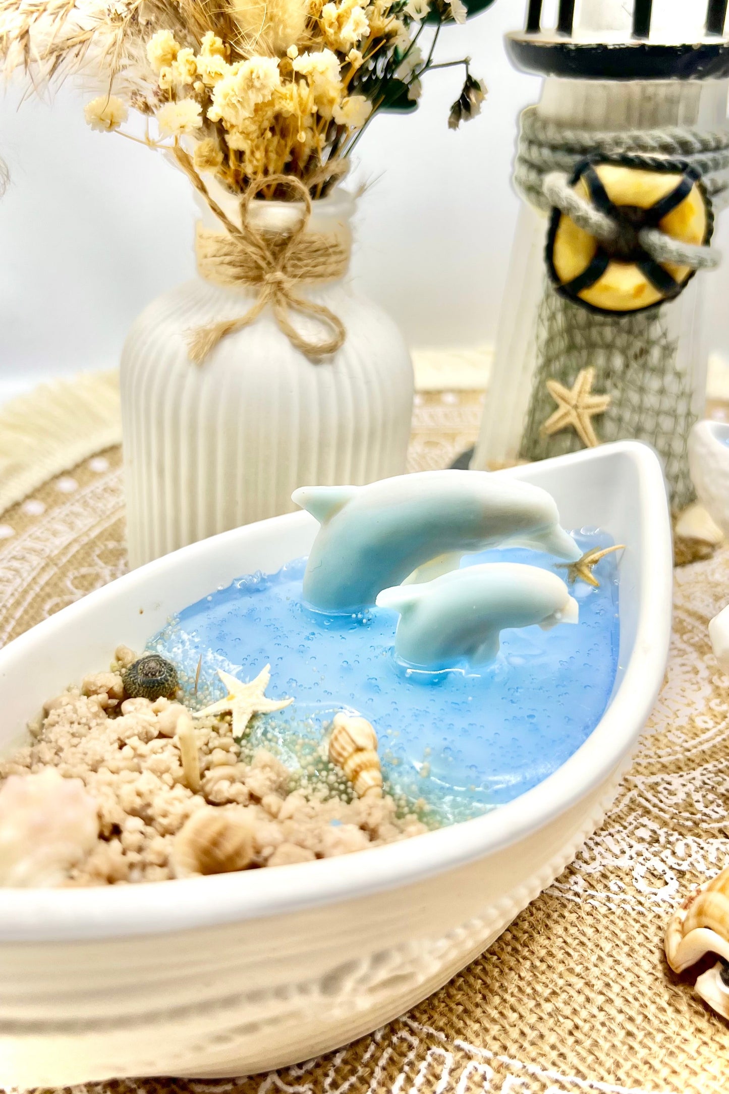 Meeresbrise – Duftkerze im Keramikboot | Schildkröte oder Delfine | Handgegossen mit maritimen Details