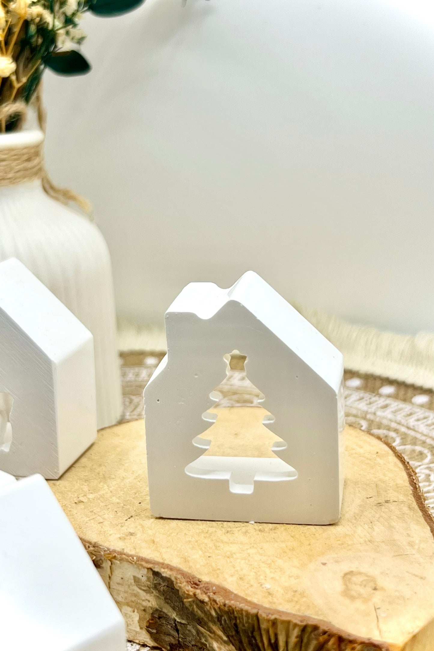 Leucht-Häuschen aus handgegossener Keramik inkl. LED-Licht & Geschenkverpackung – Weihnachtsdeko & Geschenkidee