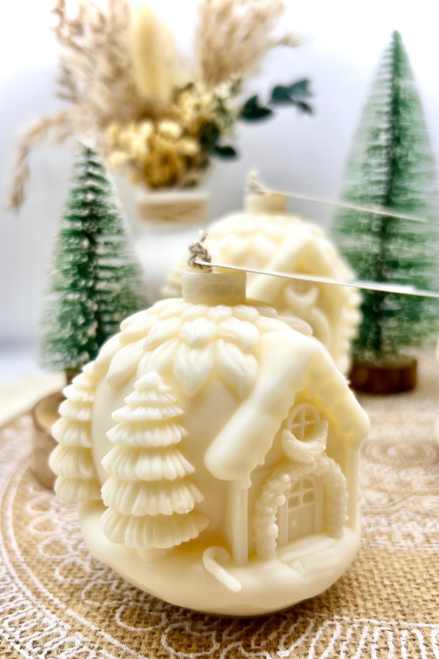 Weihnachtskugeln-Kerze „Waldhütte“ – Winterzauber aus handgegossenem Naturwachs