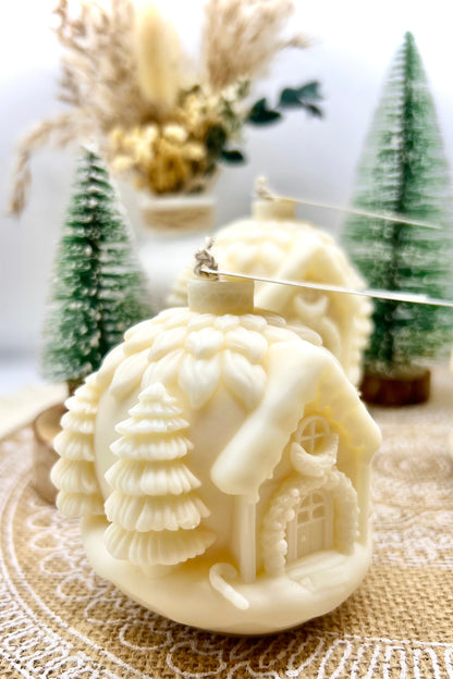 Weihnachtskugeln-Kerze „Waldhütte“ – Winterzauber aus handgegossenem Naturwachs