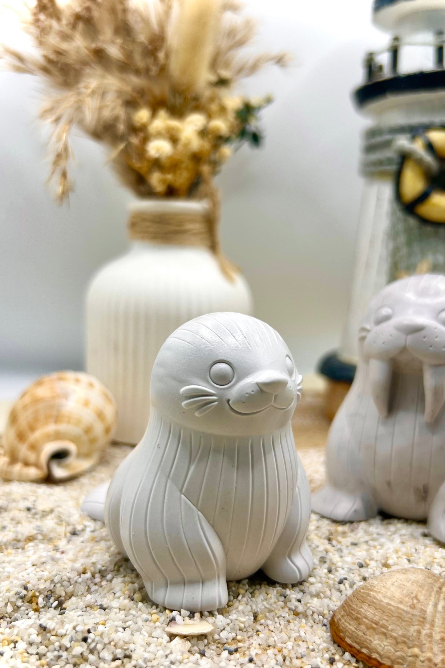 Handgegossene Robbenfiguren aus Keramik – maritime Deko im Küstenstil