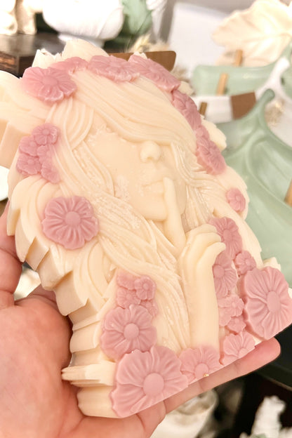 B-Ware - “Flower Goddess” – Kerze mit floraler Magie | Handgegossene Göttin mit farblich abgesetztem Blüten-Design
