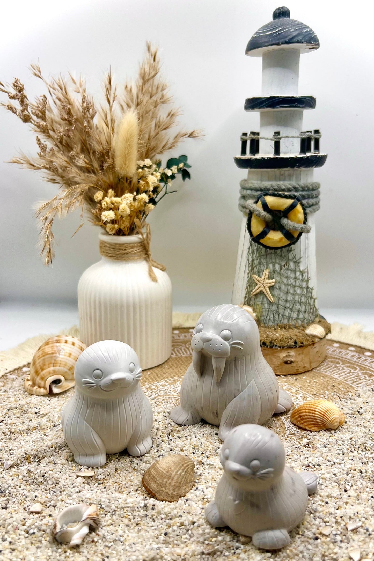 Handgegossene Robbenfiguren aus Keramik – maritime Deko im Küstenstil