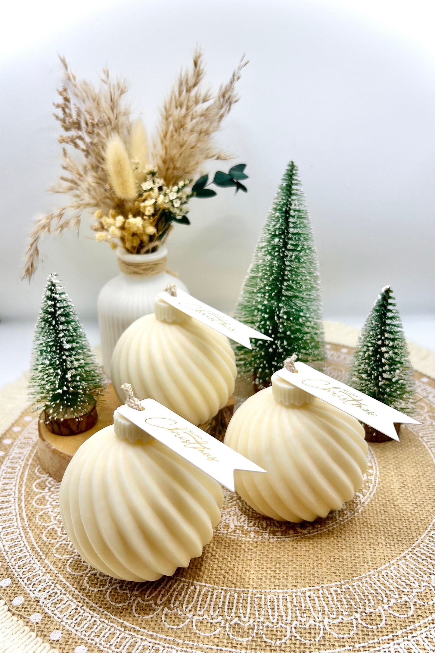 Weihnachtskerze „Christbaumkugel“ – handgegossen aus Soja-Pflanzenwachs | perfekt für die Adventszeit