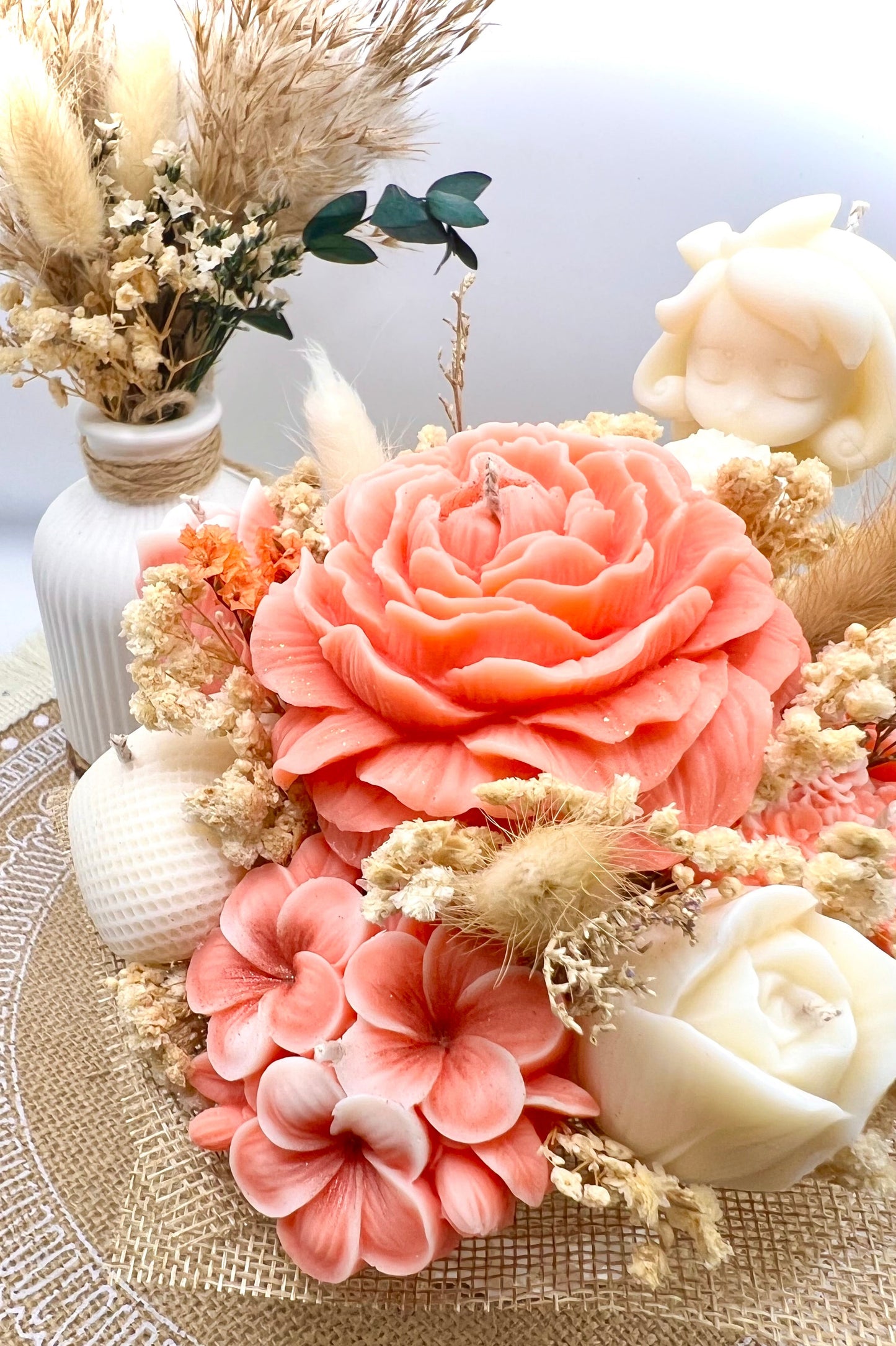 Kerzen-Blumenstrauß im handgegossenen Keramiktopf – zarte Eleganz in natürlichen Tönen