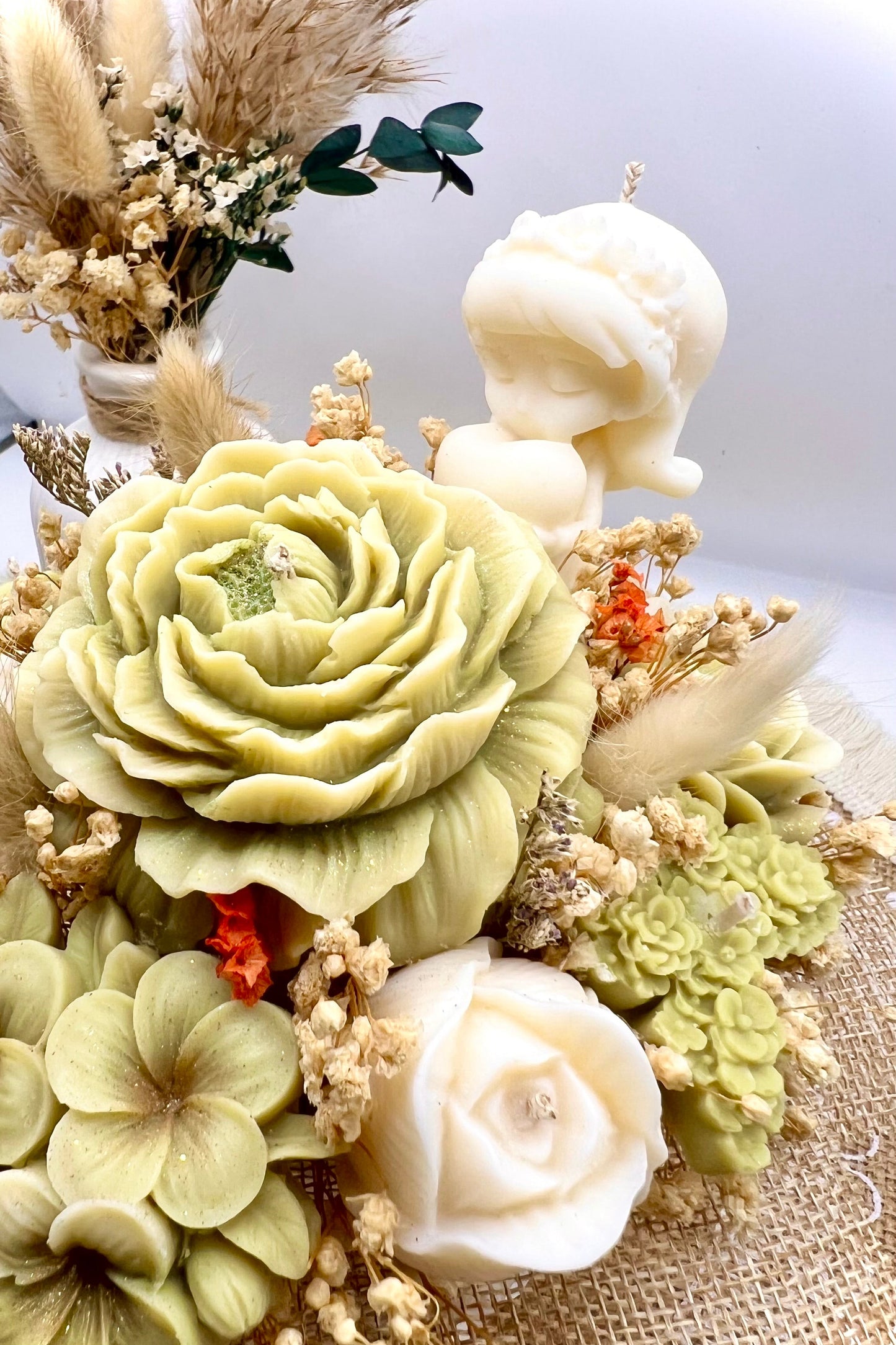 Kerzen-Blumenstrauß im handgegossenen Keramiktopf – zarte Eleganz in natürlichen Tönen