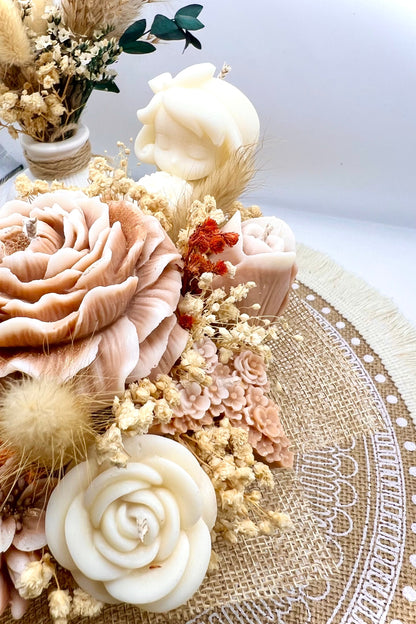 Kerzen-Blumenstrauß im handgegossenen Keramiktopf – zarte Eleganz in natürlichen Tönen