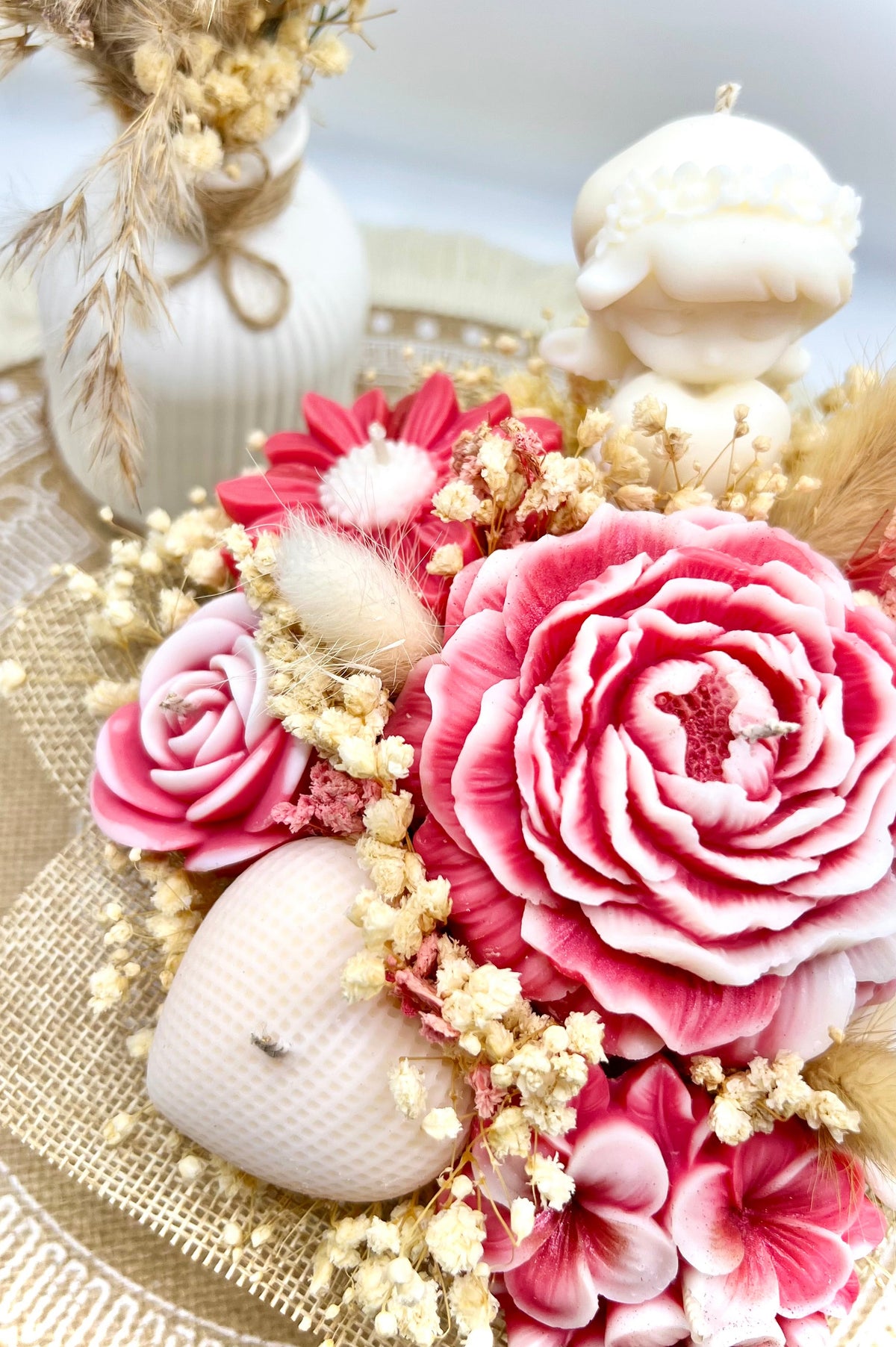 Kerzen-Blumenstrauß im handgegossenen Keramiktopf – zarte Eleganz in natürlichen Tönen