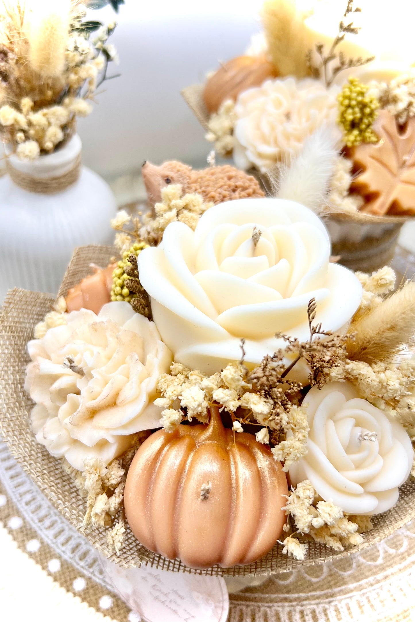 Herbst Blumenstrauß Kerze – Handgemachter Deko-Strauß mit Blüten, Kürbis & Igel