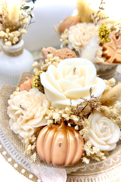 Herbst Blumenstrauß Kerze – Handgemachter Deko-Strauß mit Blüten, Kürbis & Igel