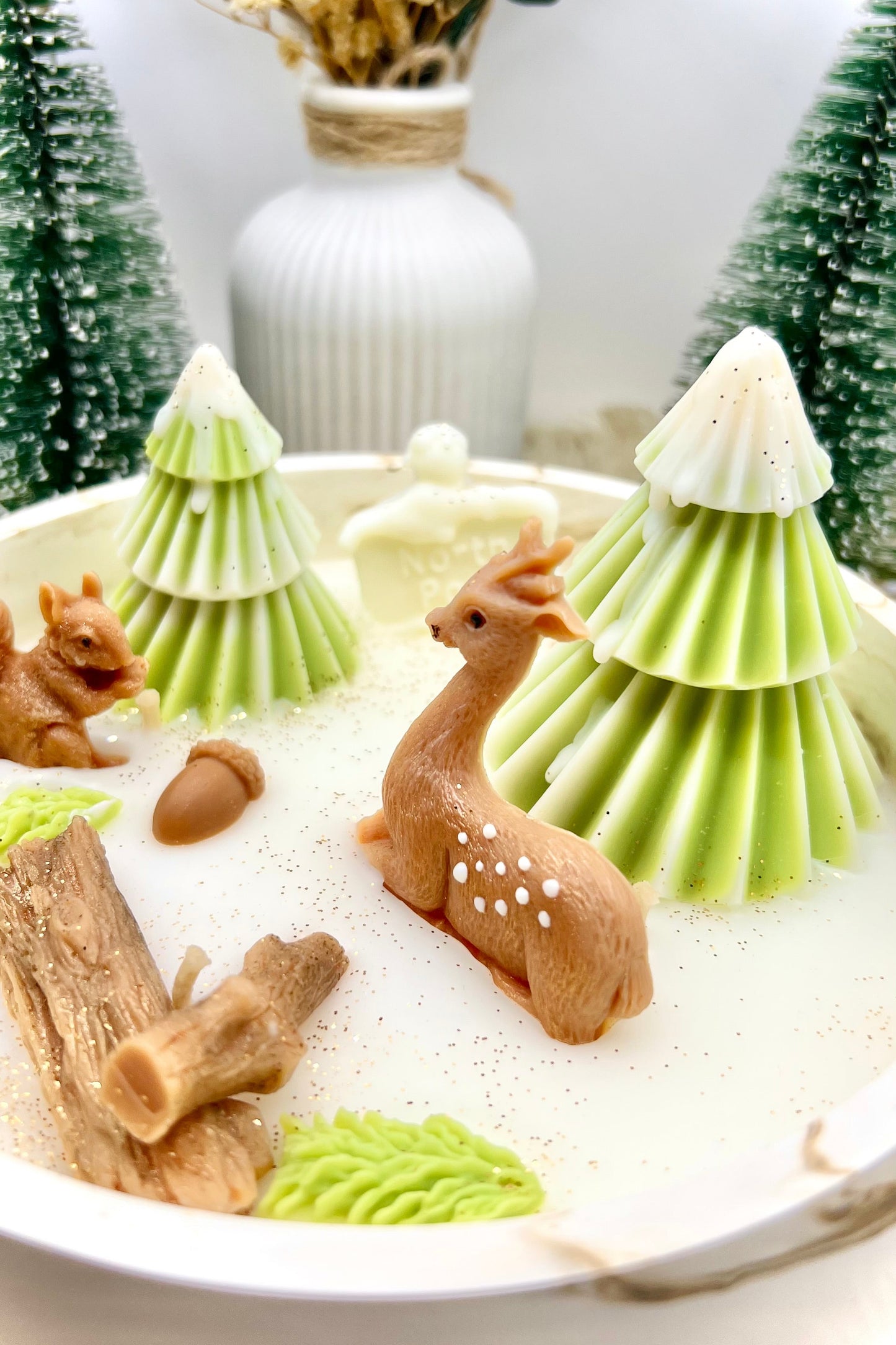 Winterwald Kerze – handgegossene Weihnachtskerze mit liebevollen Details | Winterliche Duftkerze & Geschenkidee