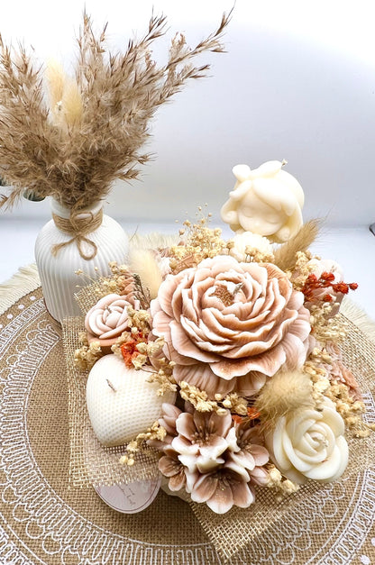 Kerzen-Blumenstrauß im handgegossenen Keramiktopf – zarte Eleganz in natürlichen Tönen