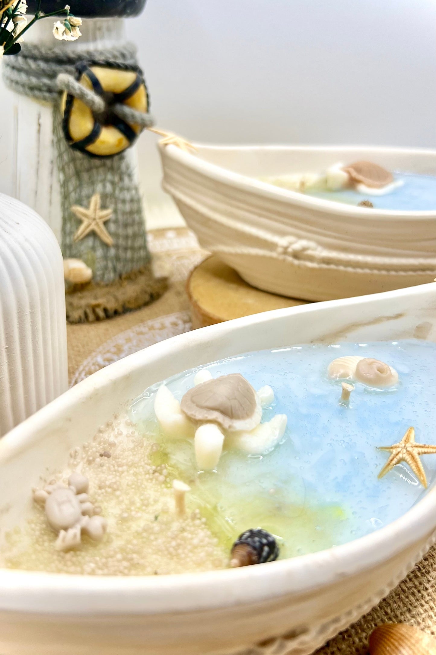 Meeresbrise – Duftkerze im Keramikboot | Schildkröte oder Delfine | Handgegossen mit maritimen Details