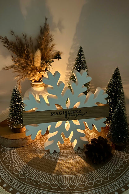 ❄️ Winterdeko Schneeflocke – handgegossene Keramik mit Holzklötzchen und Rub-On-Design