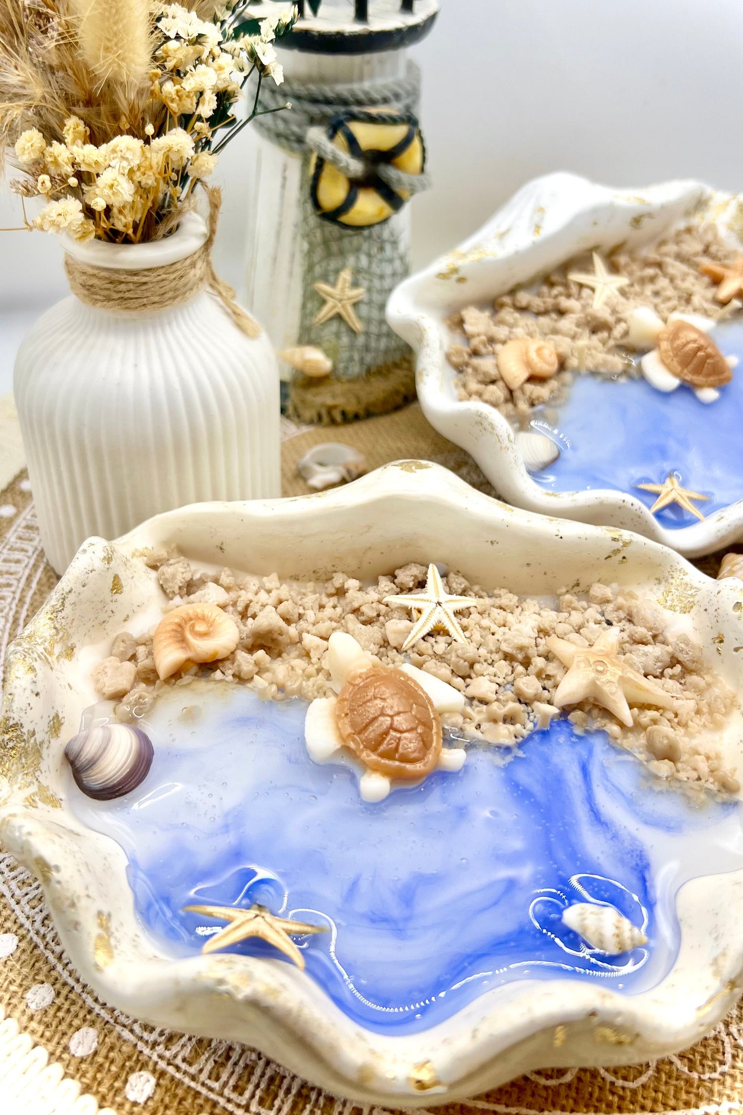 🐚 Muschelschalenkerze „Maritim“ – handgegossenes Unikat mit Pflanzenwachs & maritimer Dekoration