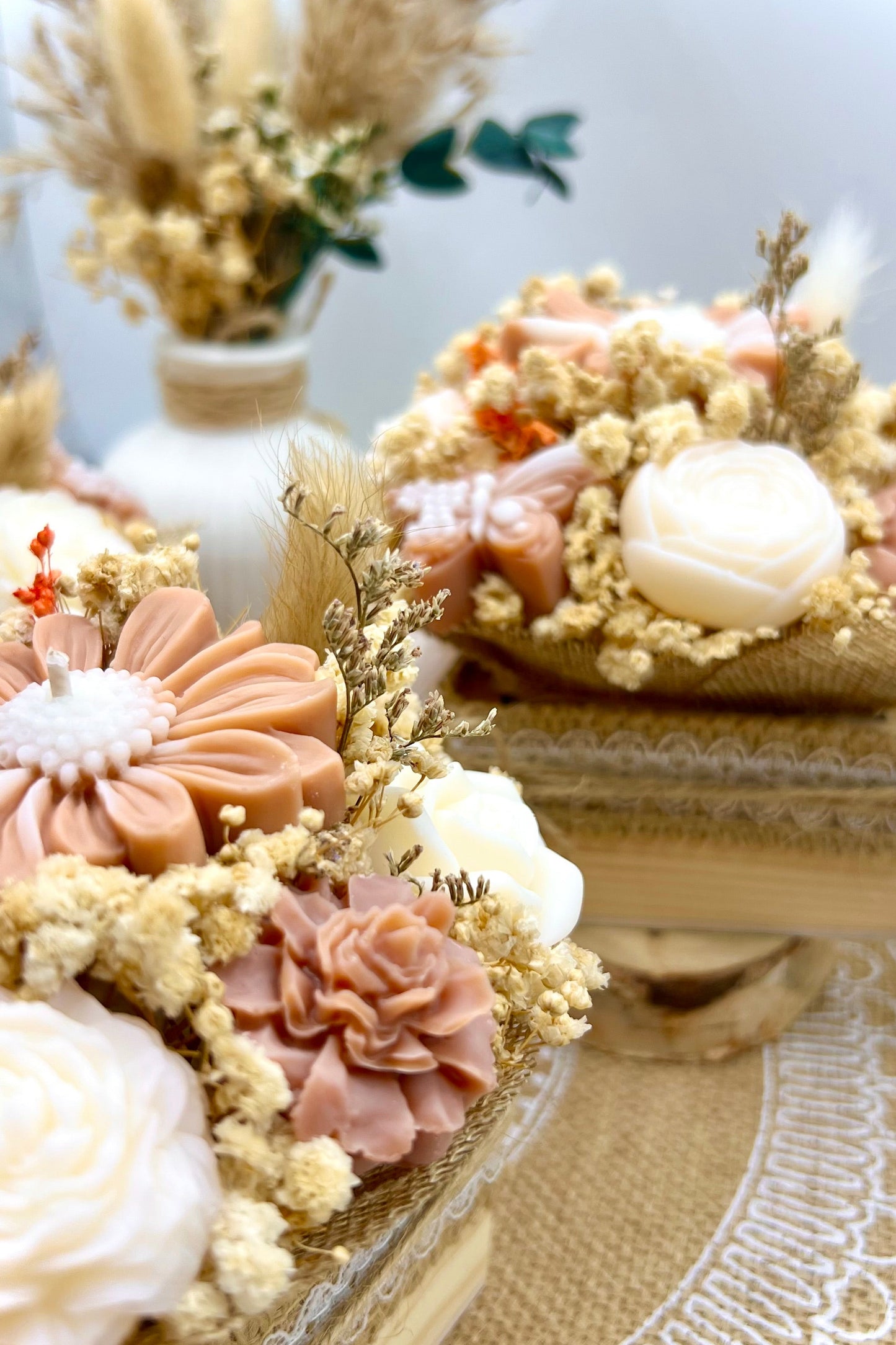 🌸 Kerzenbouquet im Holzgefäß – Schwimmkerze & Waxmelts-Blüten