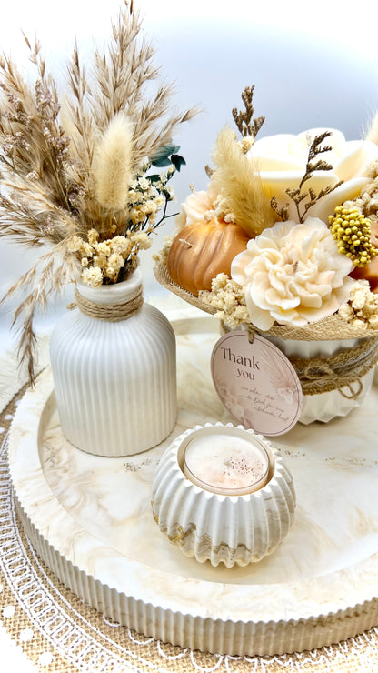 Herbst Blumenstrauß Kerze – Handgemachter Deko-Strauß mit Blüten, Kürbis & Igel