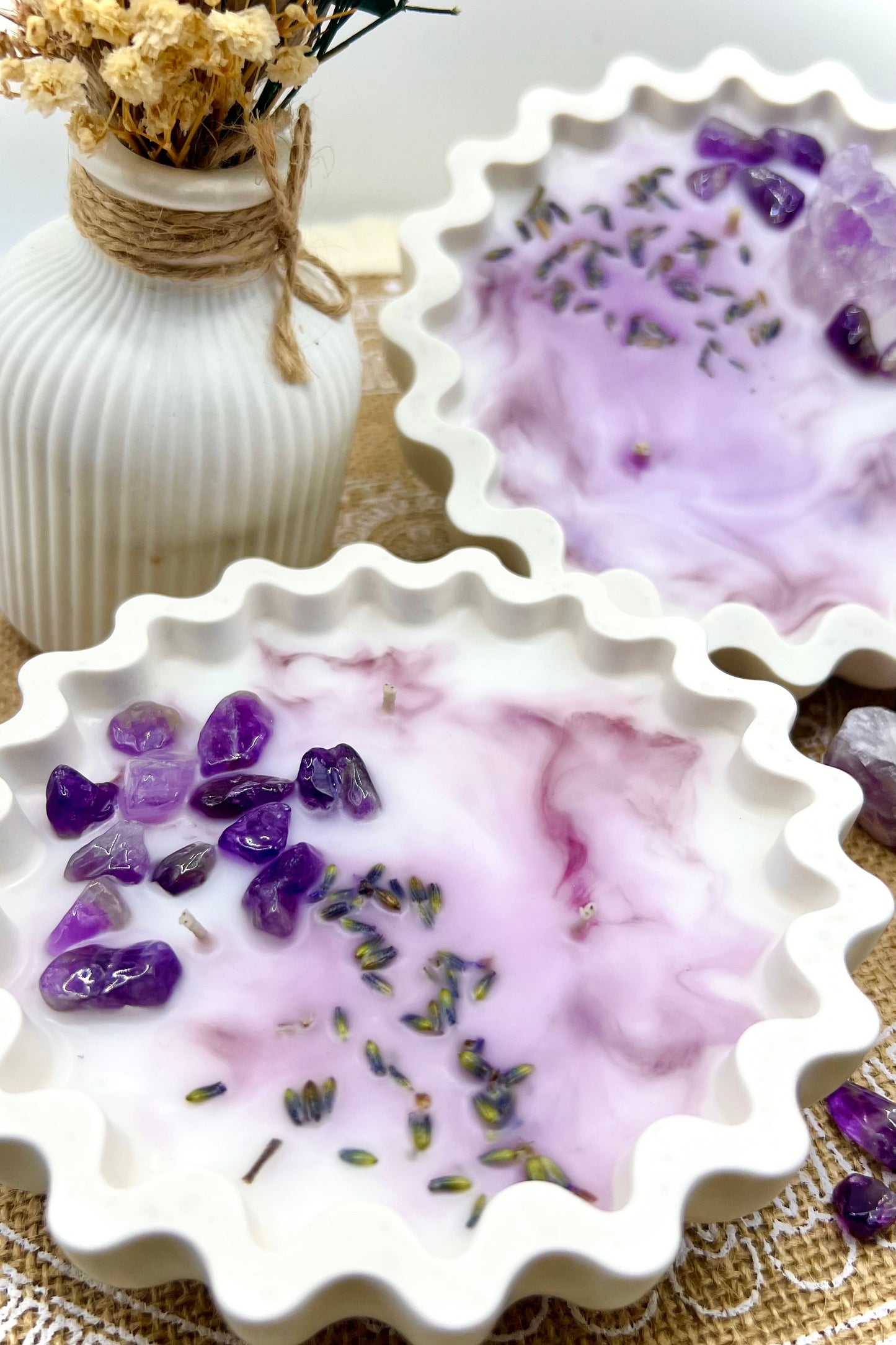 Handgegossene Kristallkerzen mit Rosenquarz, Amethyst & Turmalin in dekorativer Schale