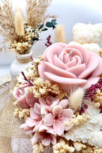 Kerzen-Blumenstrauß im handgegossenen Keramiktopf – zarte Eleganz in natürlichen Tönen