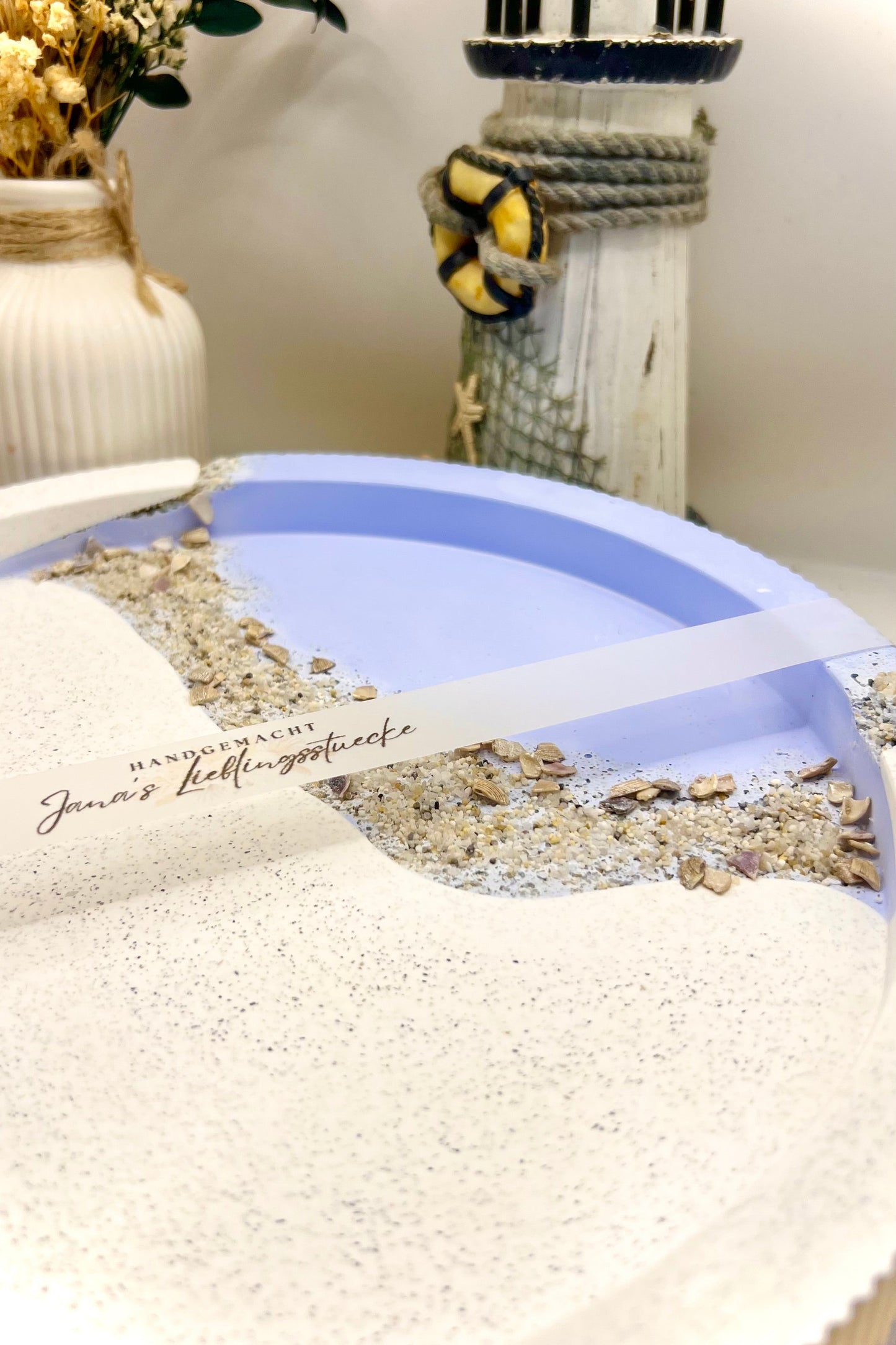 Handgegossenes Keramiktablett in Küstenoptik – maritimes Dekotablett mit Sand & Muschelgranulat