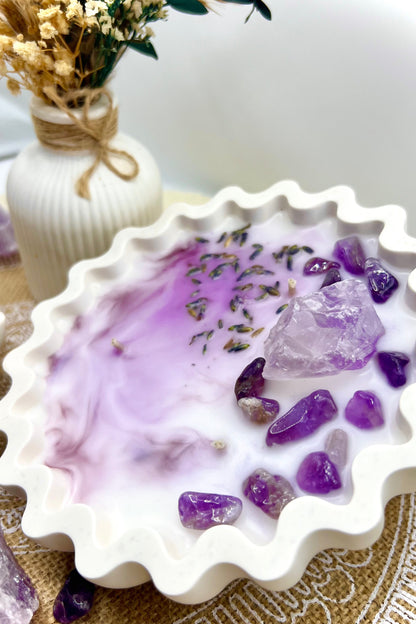 Handgegossene Kristallkerzen mit Rosenquarz, Amethyst & Turmalin in dekorativer Schale