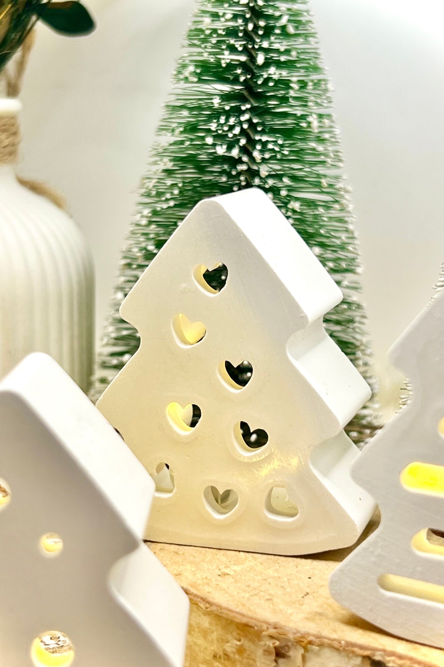 Leucht-Tannenbaum aus handgegossener Keramik inkl. LED-Licht & Geschenkverpackung – Weihnachtsdeko & Geschenkidee